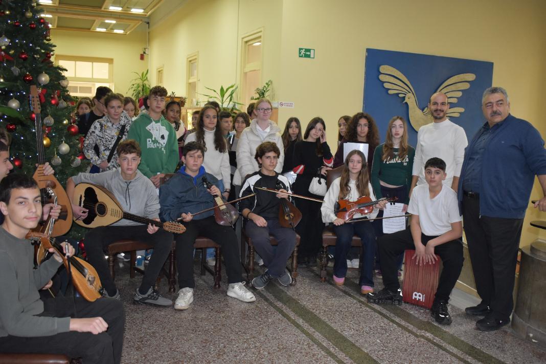 Μαθητές τα… έψαλαν στον Νίκο Καλογερή