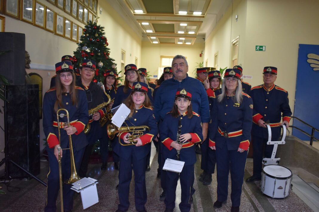 Χριστουγεννιάτικα κάλαντα στον Νίκο Καλογερή