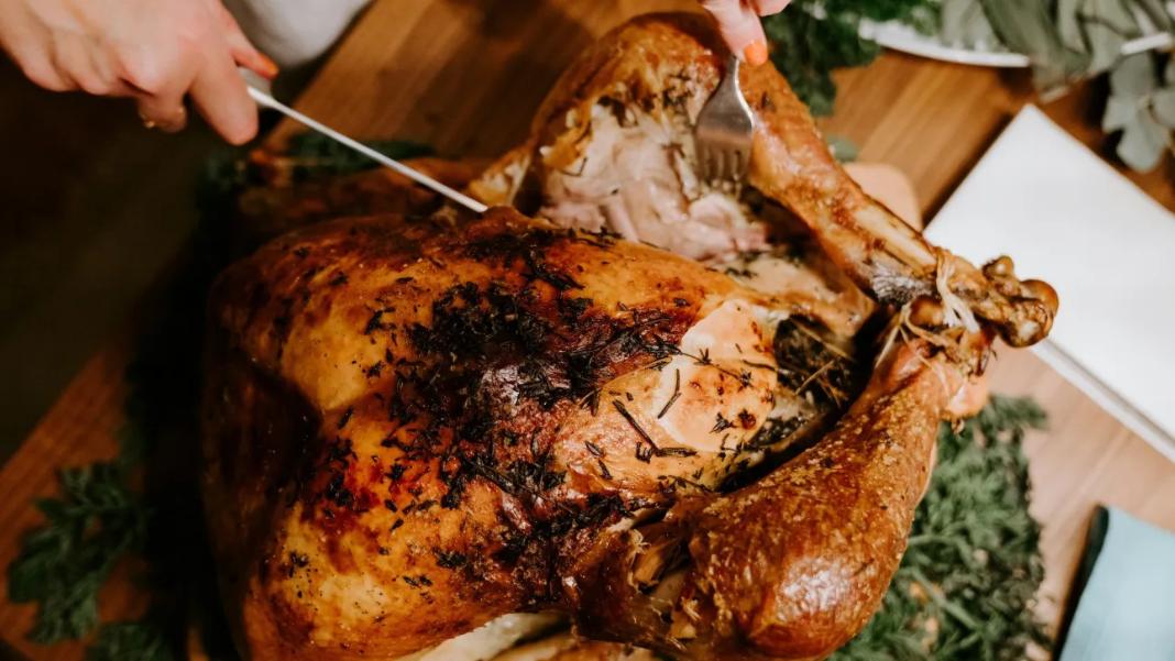 «Ψαλιδίζει» τις αγορές Χριστουγέννων η ακρίβεια – Χρήση AI από το 42% για τον εντοπισμό προσφορών