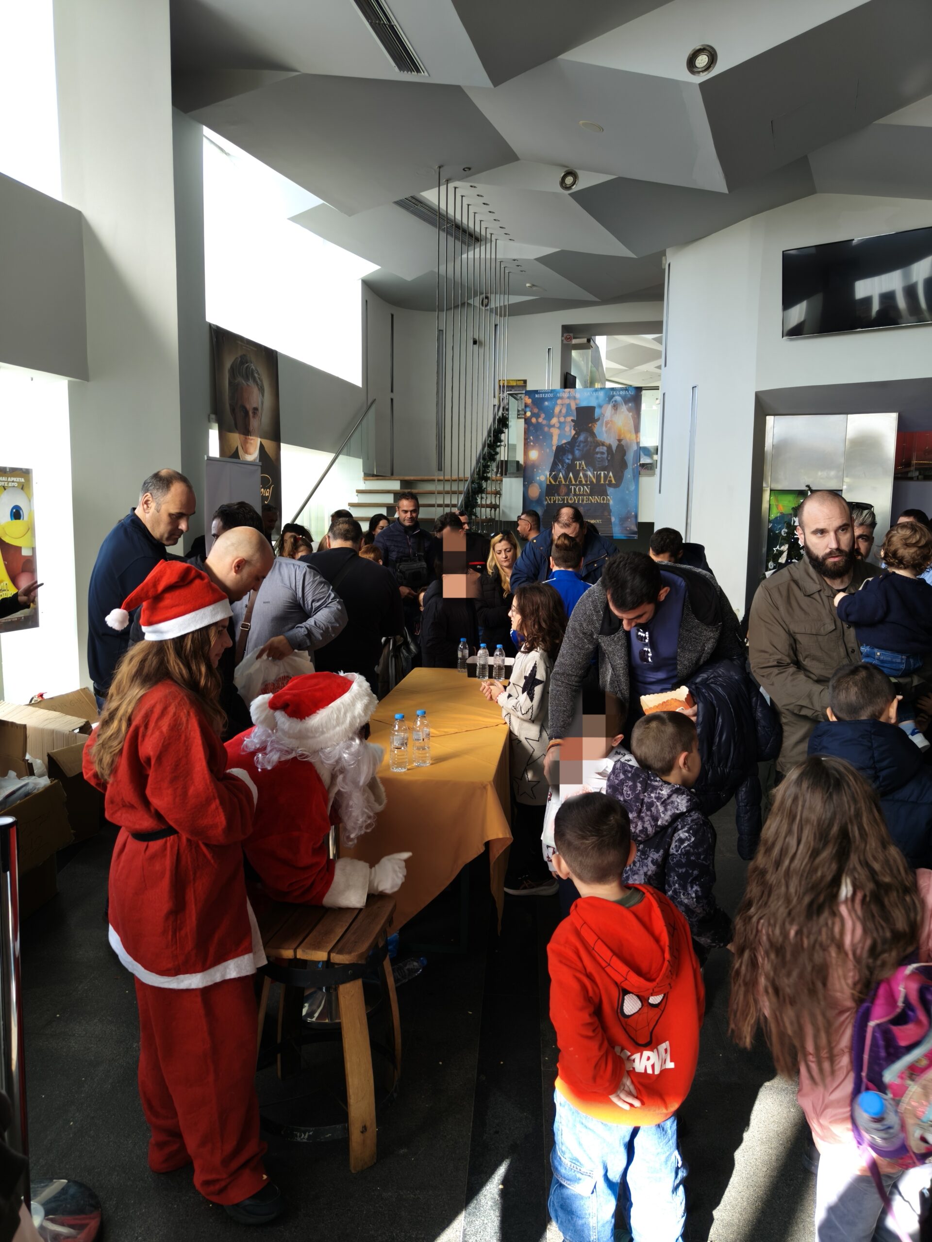 Ηράκλειο: Τα παιδιά των αστυνομικών παρέλαβαν με χαρά τα πρωτοχρονιάτικα δώρα τους από τον Άγιο Βασίλη