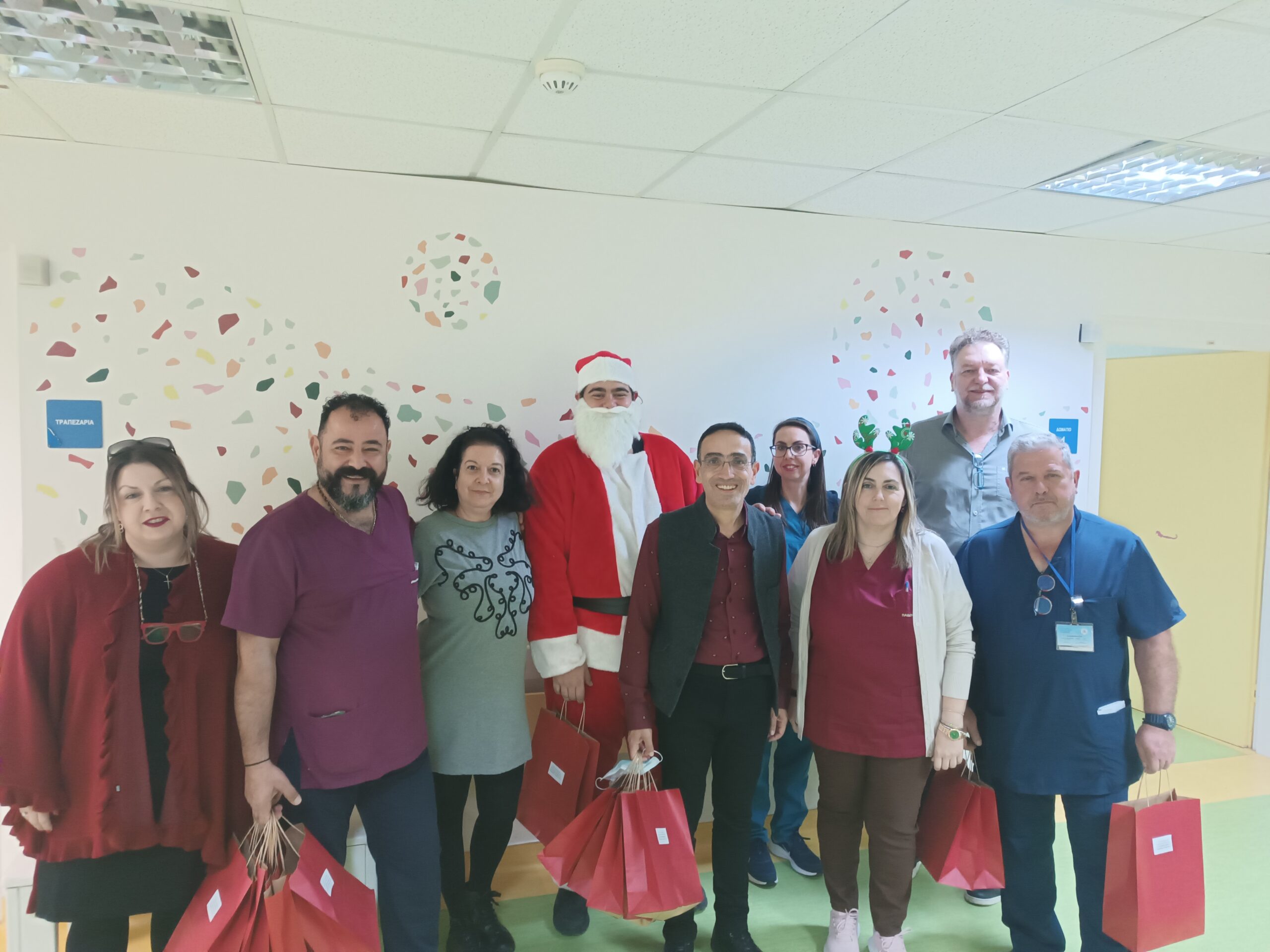 Μοίρασαν δώρα και ευχές στα παιδιά που νοσηλεύονται στο ΠΑΓΝΗ – Φωτογραφίες