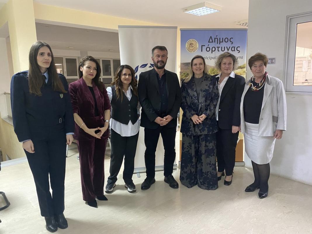 «Σπάμε την σιωπή»: Το ηχηρό μήνυμα της εκδήλωσης για την βία κατά των γυναικών στους Αγίους Δέκα