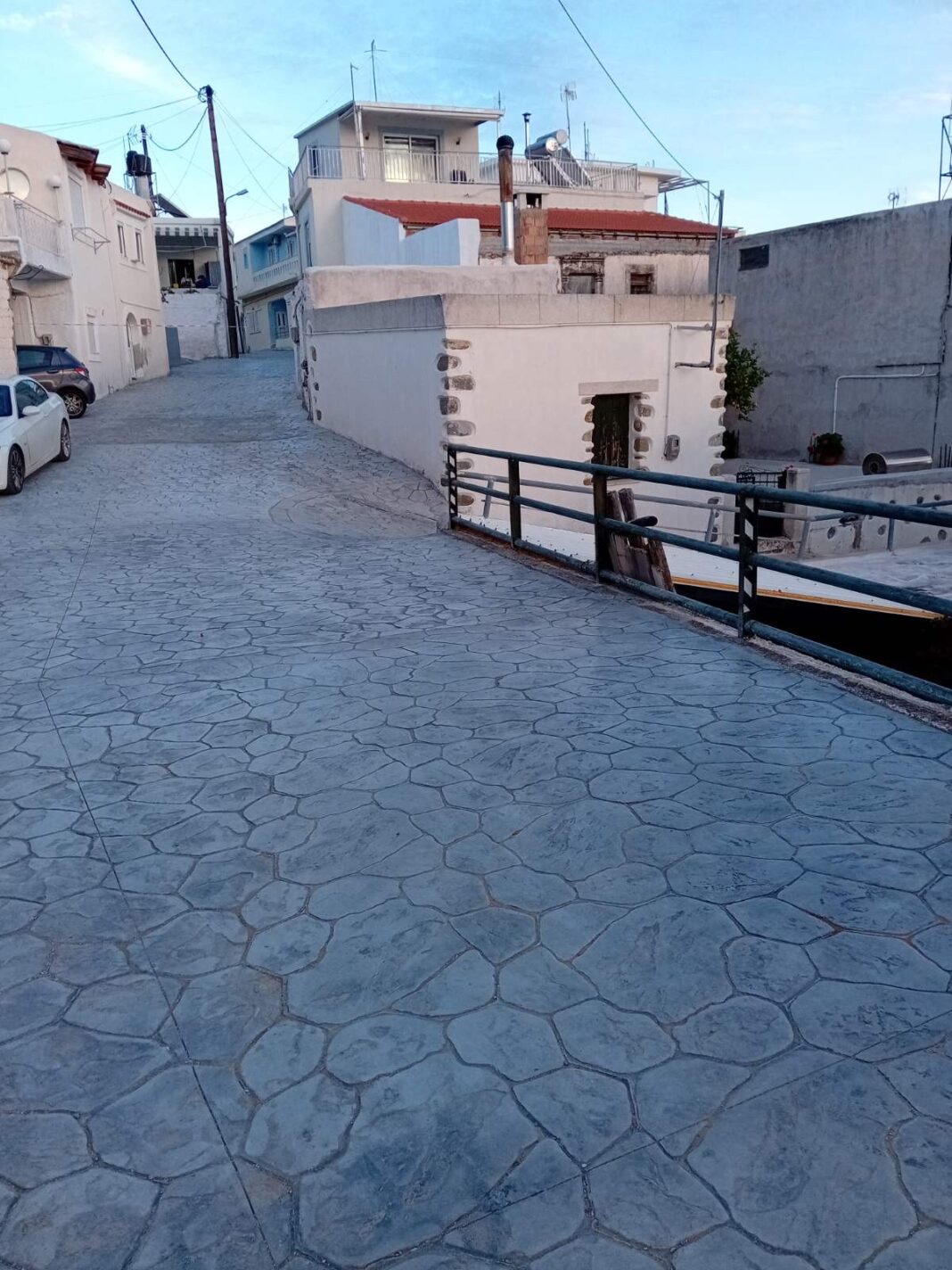 Δήμος Φαίστου: Σε εξέλιξη οι εργασίες τοποθέτησης σταμπωτών δαπέδων και στο Κλήμα