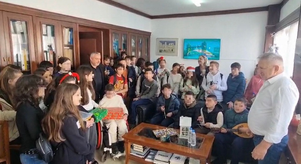 Μαθητές του 2ου Δημοτικού Σχολείου Μοιρών στο Δημαρχείο Φαιστού για τα Χριστουγεννιάτικα κάλαντα