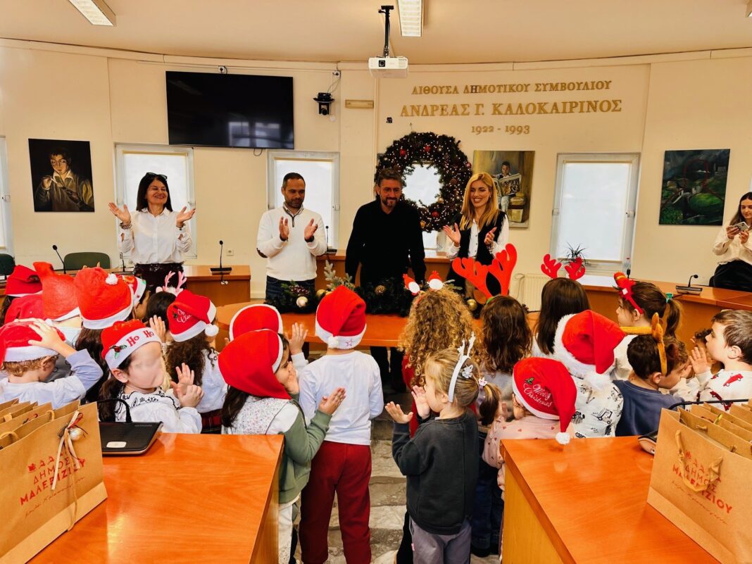 Τα κάλαντα στο Δήμαρχο Μαλεβιζίου είπαν παιδιά βρεφονηπιακού σταθμού