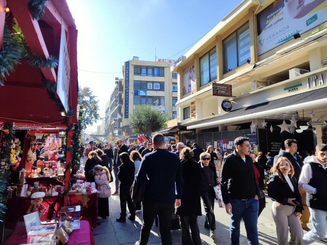 Κυριακή με ανοιχτά καταστήματα: Κοσμοπλημμύρα στο κέντρο του Ηρακλείου – Φωτογραφίες