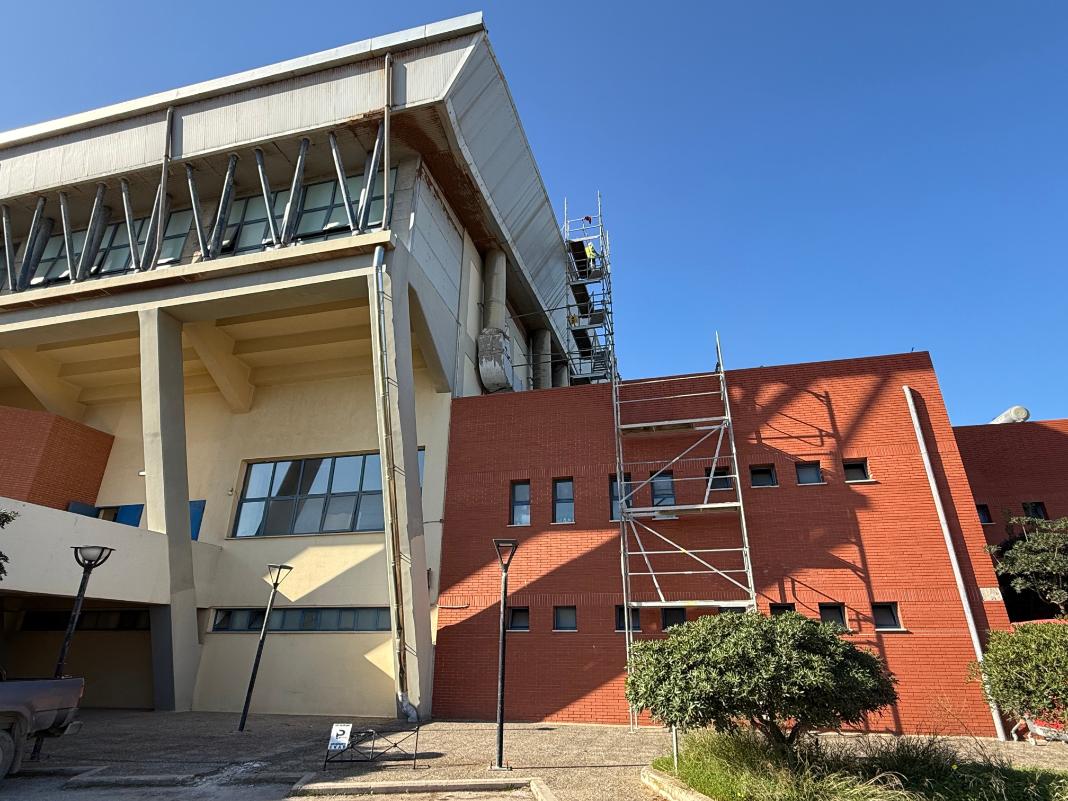 Σε εξέλιξη οι εργασίες μόνωσης της στέγης του Κλειστού Γυμναστηρίου του Κλαδισού