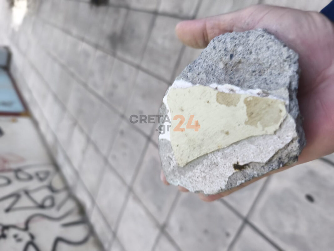 Έπεσε σοβάς από το κτίριο του Εργατικού Κέντρου Ηρακλείου – Γυναίκες και παιδιά γλίτωσαν από θαύμα – Βίντεο