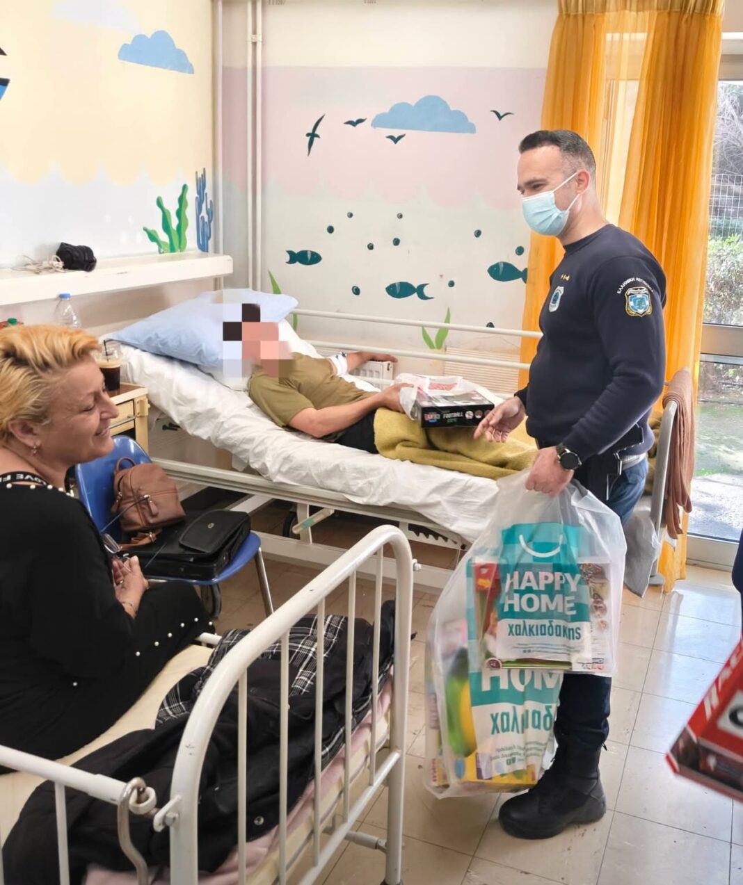 Ηράκλειο: Αστυνομικοί μοίρασαν δώρα στα παιδιά που νοσηλεύονται στο ΠΑΓΝΗ