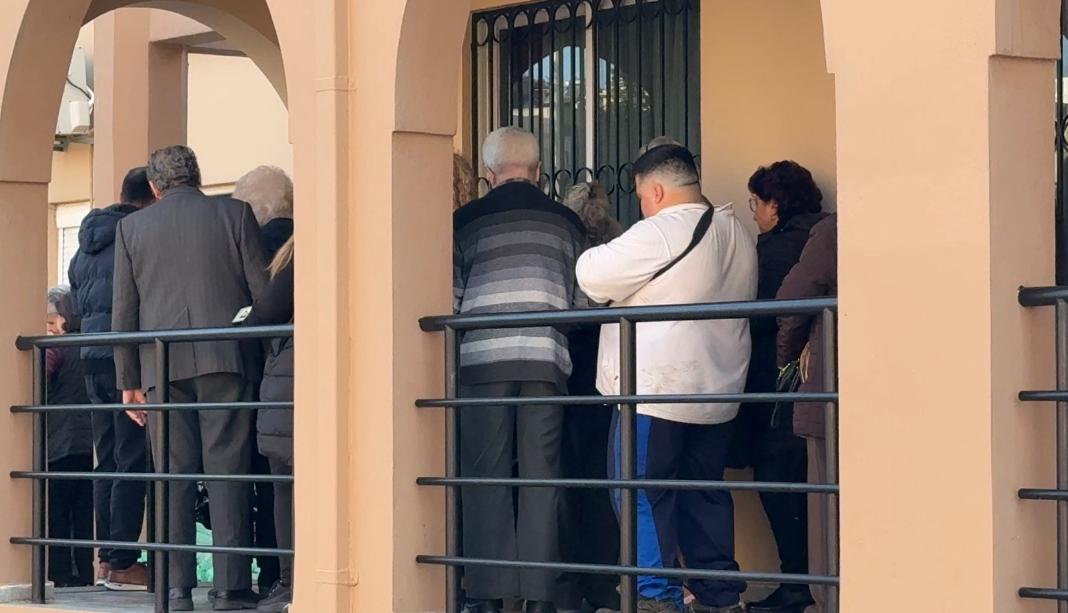 Μοίρασαν τρόφιμα σε οικογένειες του Ηρακλείου – Βίντεο