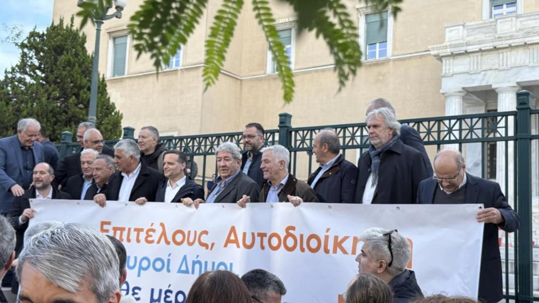 Στη συγκέντρωση διαμαρτυρίας της ΚΕΔΕ έξω από τη Βουλή ο Χάρης Μαμουλάκης