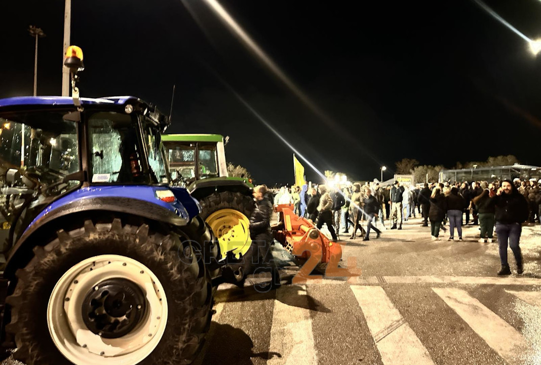 Παραμένουν στα αεροδρόμια της Κρήτης οι αγρότες: Τι ισχύει με τις πτήσεις σε Ηράκλειο και Χανιά