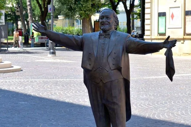 Σάλος για άγαλμα του Παβαρότι που “βυθίστηκε” σε παγοδρόμιο