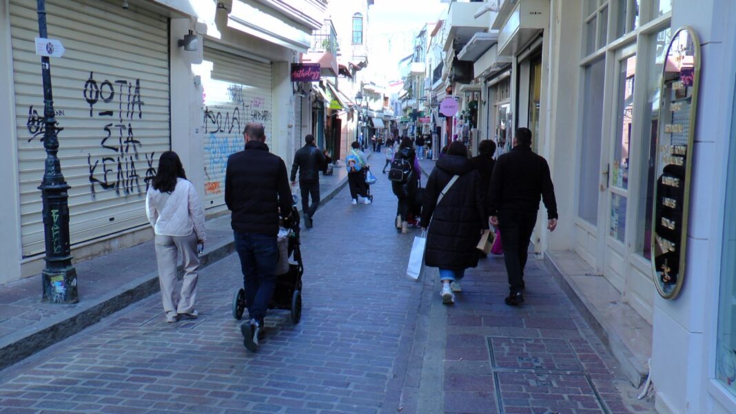 Ρέθυμνο: «Κυνήγι» προσφορών για επιλογές οικονομικών δώρων – Κορυφώνεται η κίνηση στην αγορά (Φωτογραφίες)