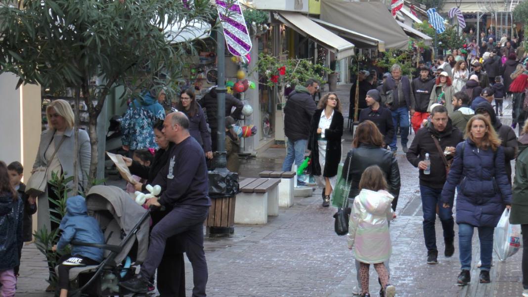 Η κακοκαιρία δεν εμπόδισε τα τελευταία ψώνια του έτους – Πότε λειτουργούν ξανά τα καταστήματα