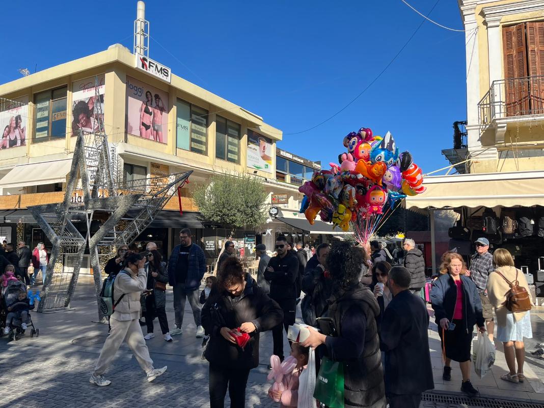 Τελευταία Κυριακή του έτους: Γέμισε από κόσμο το κέντρο του Ηρακλείου – Τι ώρα κλείνουν τα καταστήματα (Φωτογραφίες)