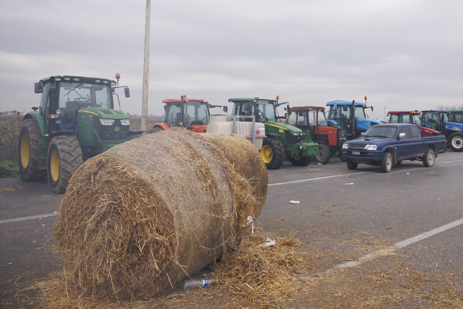 Σε θέση μάχης οι αγρότες – Κλειστοί δρόμοι, χιλιάδες τρακτέρ και νέα μπλόκα