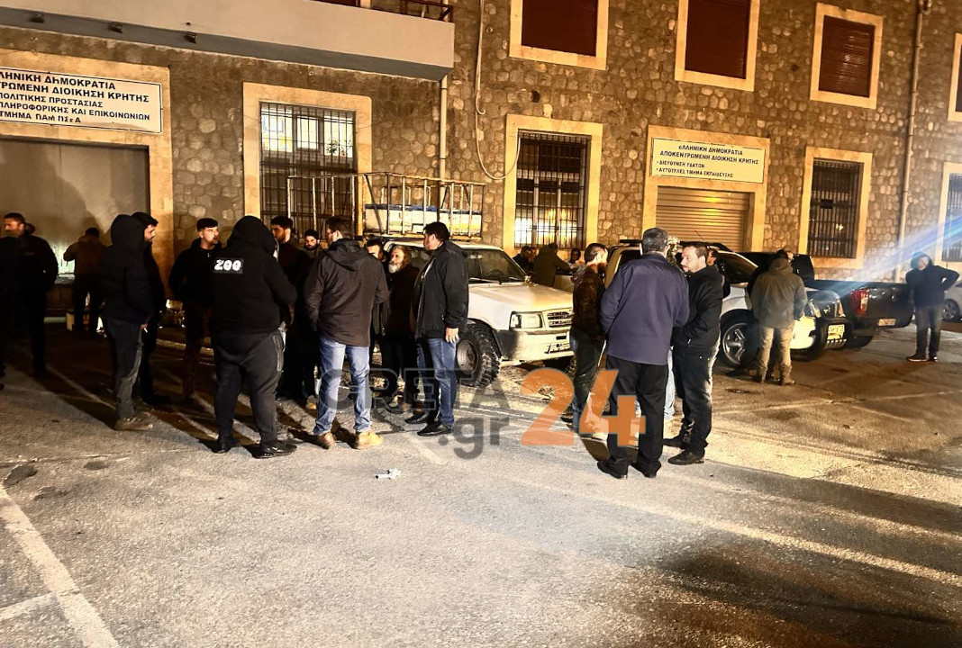 Ηράκλειο: Παραμένουν στην Αποκεντρωμένη οι αγροτοκτηνοτρόφοι και ζητούν συνάντηση με Χατζηδάκη