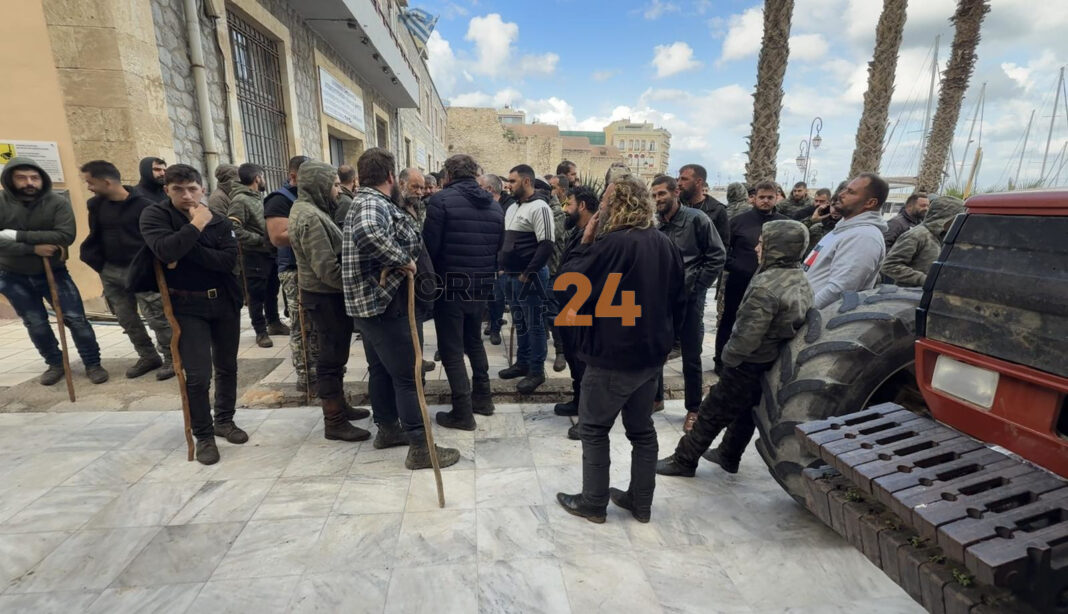 Ηράκλειο: Η στιγμή που οι αγροτοκτηνοτρόφοι ξεκινούν την κατάληψη στο κτίριο της ΑΑΔΕ – Βίντεο