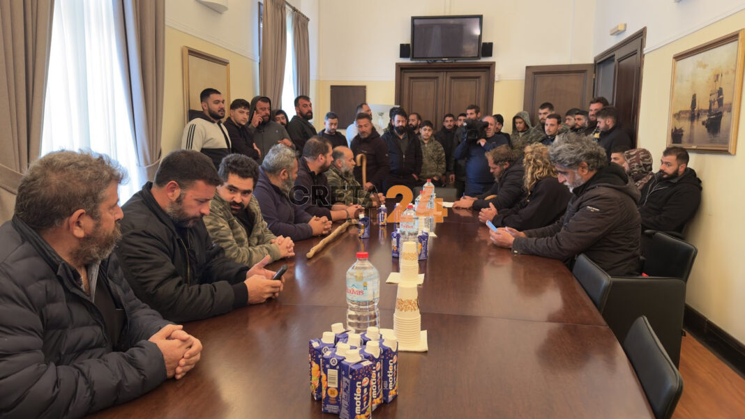 Ηράκλειο: Υπό κατάληψη η Αποκεντρωμένη Διοίκηση από τους αγροτοκτηνοτρόφους – Φωτογραφίες