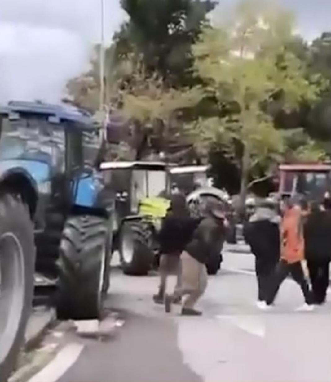 «Πάτα τον»: Η στιγμή που τρακτέρ στη Θεσσαλονίκη κάνει όπισθεν και κινείται προς τα ΜΑΤ – Βίντεο