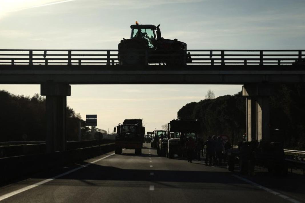 Στους δρόμους και οι αγρότες της Γαλλίας – Επεισόδια και βίαιες διαδηλώσεις