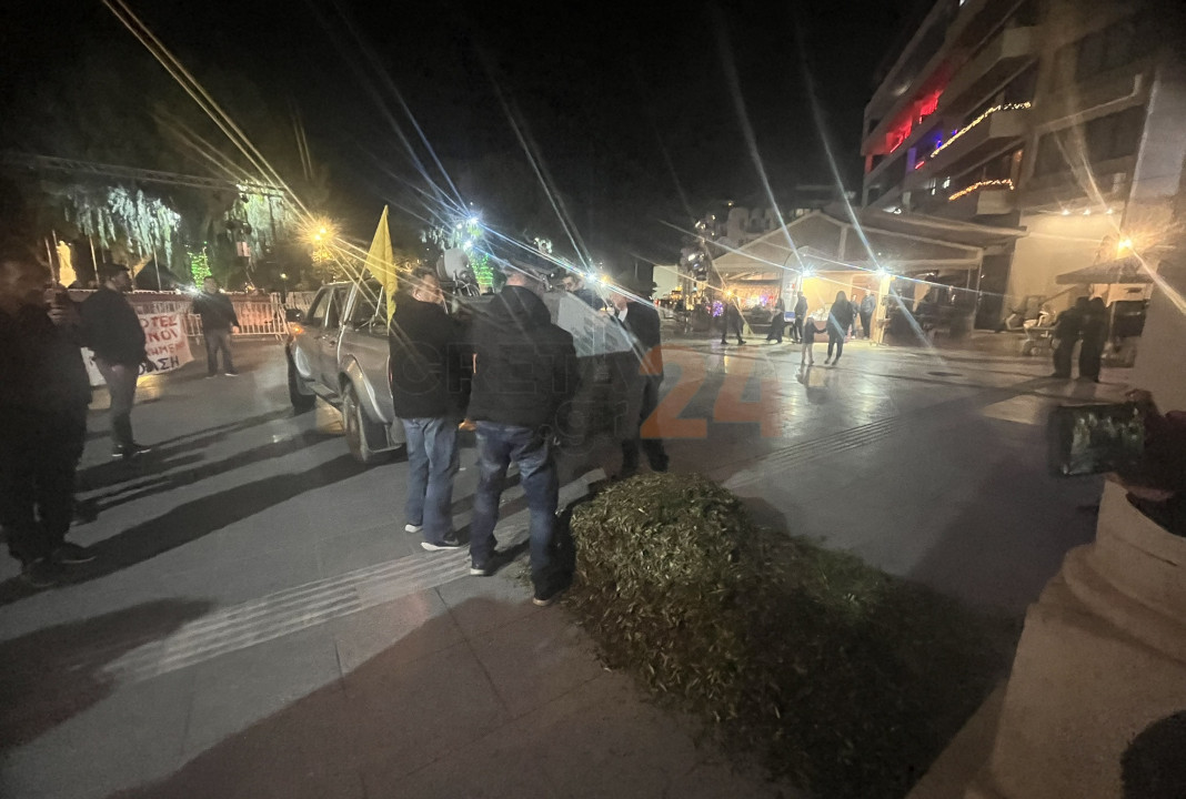 Μηχανοκίνητη πορεία αγροτoκτηνοτρόφων στο Ηράκλειο – Πέταξαν φύλλα ελιάς μπροστά από την Περιφέρεια