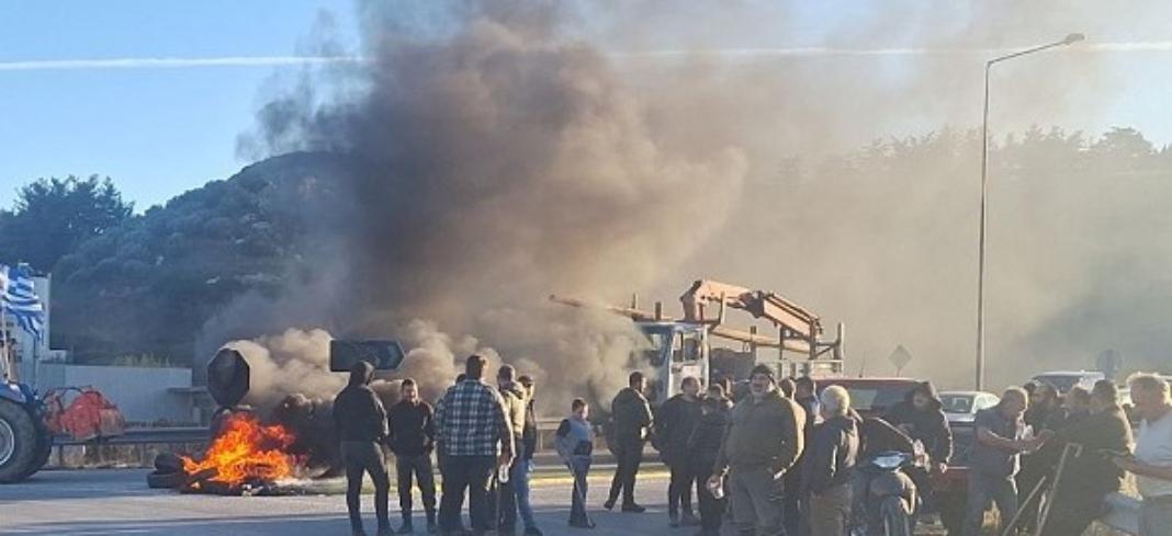 Μεσαρά: Συμβολική κινητοποίηση των παραγωγών – Ανοίγει και κλείνει ο δρόμος στον κόμβο της Αγίας Βαρβάρας