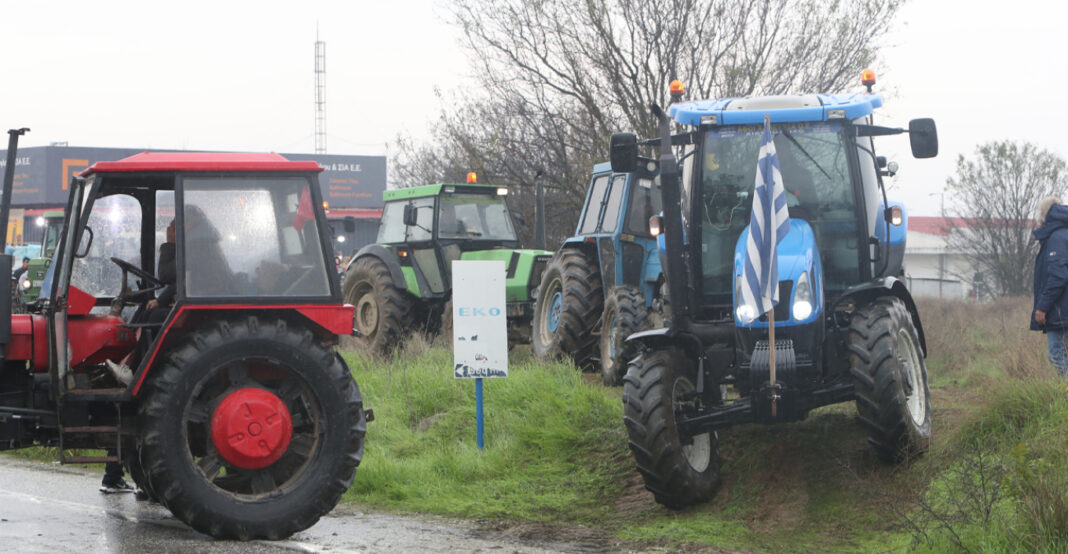 Προς το τελωνείο Προμαχώνα κατευθύνονται οι αγρότες, πέρασαν το αστυνομικό μπλόκο – Βίντεο