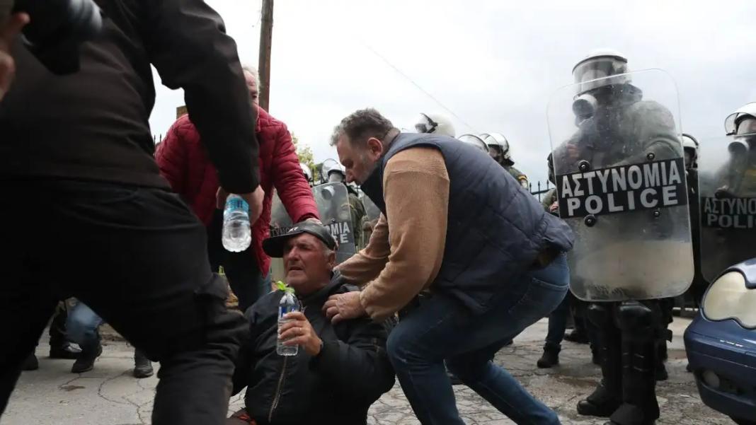 Επεισόδια μεταξύ αγροτών και ΜΑΤ – Δείτε φωτογραφίες και βίντεο