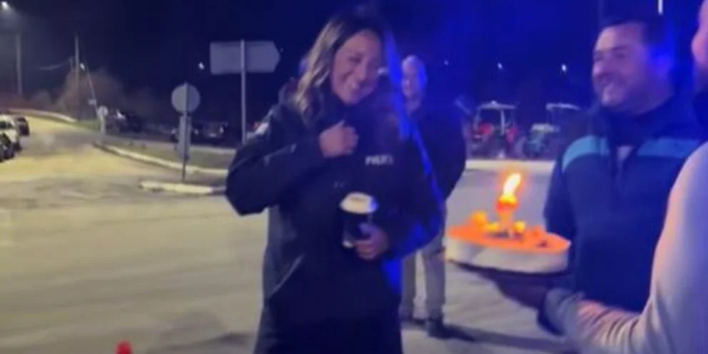 Γενέθλια στο μπλόκο: Αγρότες έκαναν έκπληξη με τούρτα σε αστυνομικό (βίντεο)