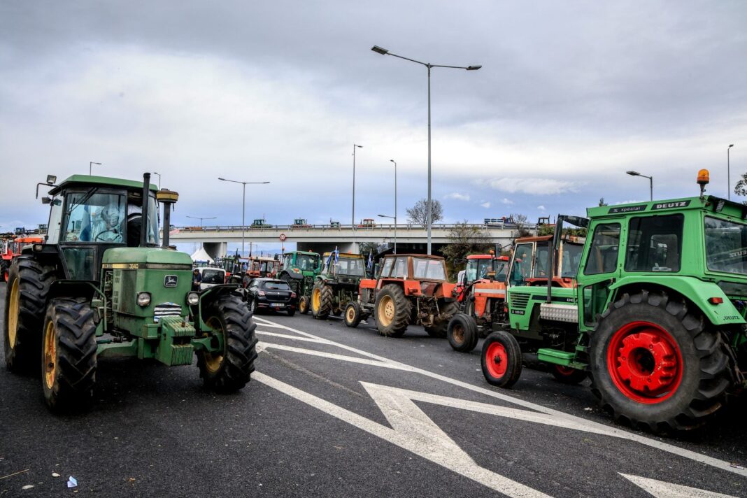 Οι αγρότες δηλώνουν αποφασισμένοι να κάνουν Χριστούγεννα με τα τρακτέρ στους δρόμους