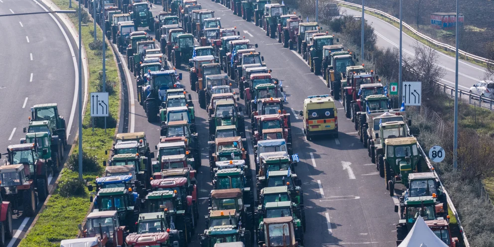 Σκληραίνουν τη στάση τους οι αγρότες: Στα Μάλγαρα κλείνει στις 12:00 το ρεύμα προς Αθήνα