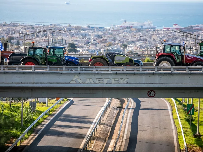 Γέφυρα Ρίου – Αντιρρίου: Οι αγρότες άνοιξαν τα διόδια στην πλευρά της Αιτωλοακαρνανίας