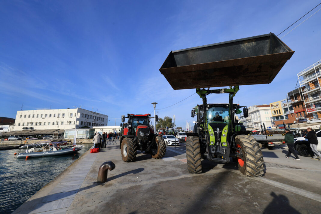 Αποκλεισμένο το λιμάνι του Βόλου: Με τα τρακτέρ οι αγρότες, με βάρκες και καπνογόνα οι ψαράδες