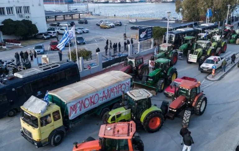 Στο λιμάνι του Βόλου οι αγρότες – Ισχυρή παρουσία της ΕΛΑΣ – Κλιμακώνονται οι αγροτικές κινητοποιήσεις