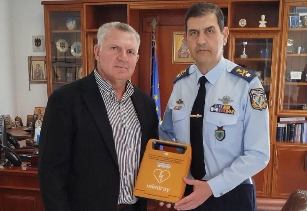 Βρήκε τον κλεμμένο απινιδωτή και τον παρέδωσε στην αστυνομία