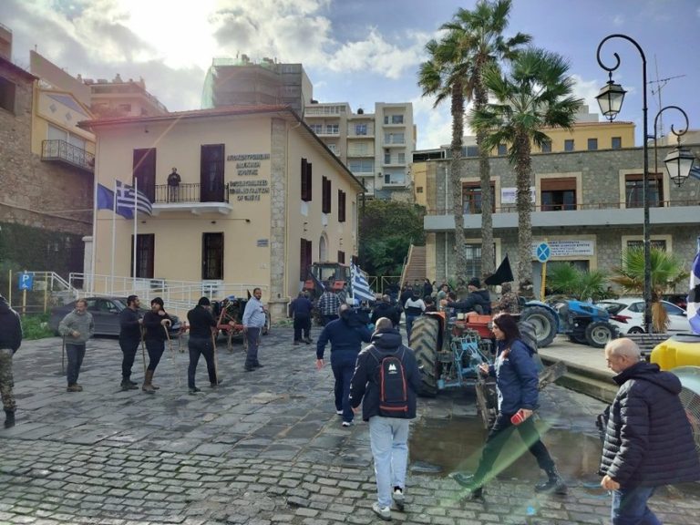 Ηράκλειο: Αποχώρησαν οι αγρότες από την Αποκεντρωμένη Διοίκηση Κρήτης