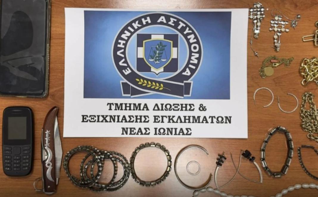 Χειροπέδες σε οικιακή βοηθό που έκλεβε κοσμήματα από σπίτι ηλικιωμένων