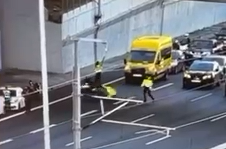 Σοκαριστικό βίντεο: Οδηγός μηχανής παρασέρνει τροχονόμο στην Αττική Οδό για να αποφύγει τον έλεγχο