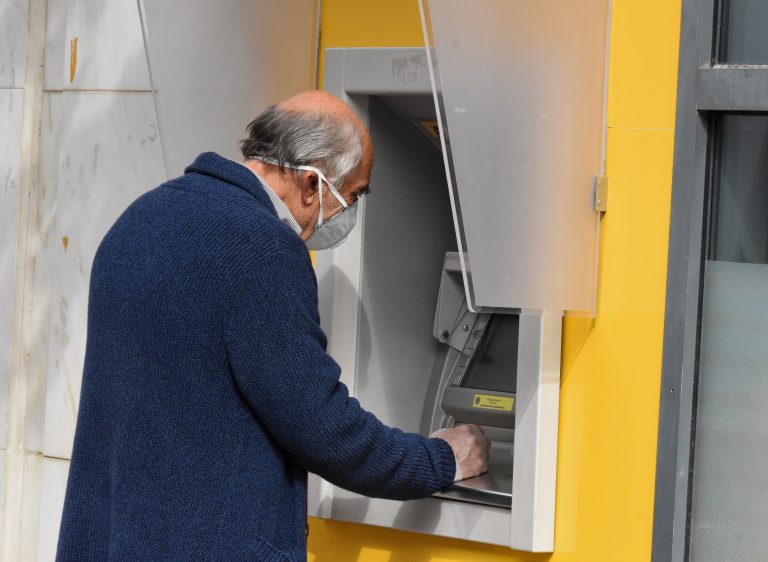 Μέχρι την Παρασκευή η καταβολή του Δώρου Χριστρουγεννών – Πότε πληρώνονται συντάξεις και επιδόματα