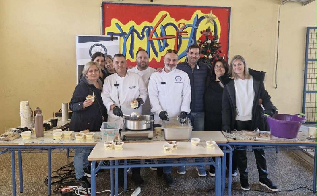 Γλυκό κέρασμα σε μαθητές και εκπαιδευτικούς του 4ου Γυμνασίου Ηρακλείου