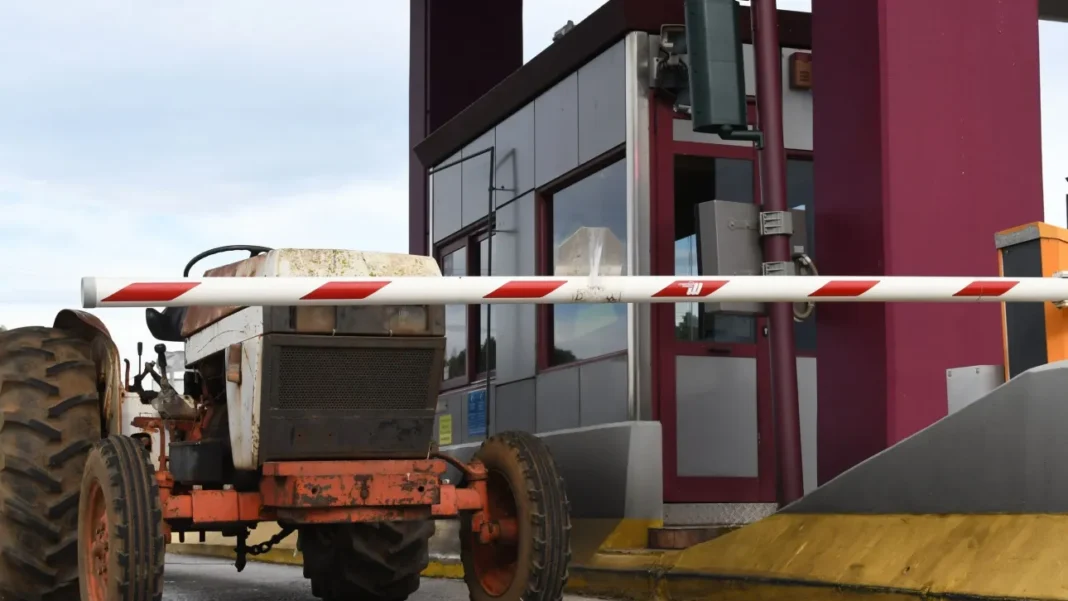 Αγρότες: Ενισχύουν τα μπλόκα, ανοίγουν διόδια – Νέο κάλεσμα διαλόγου από την κυβέρνηση