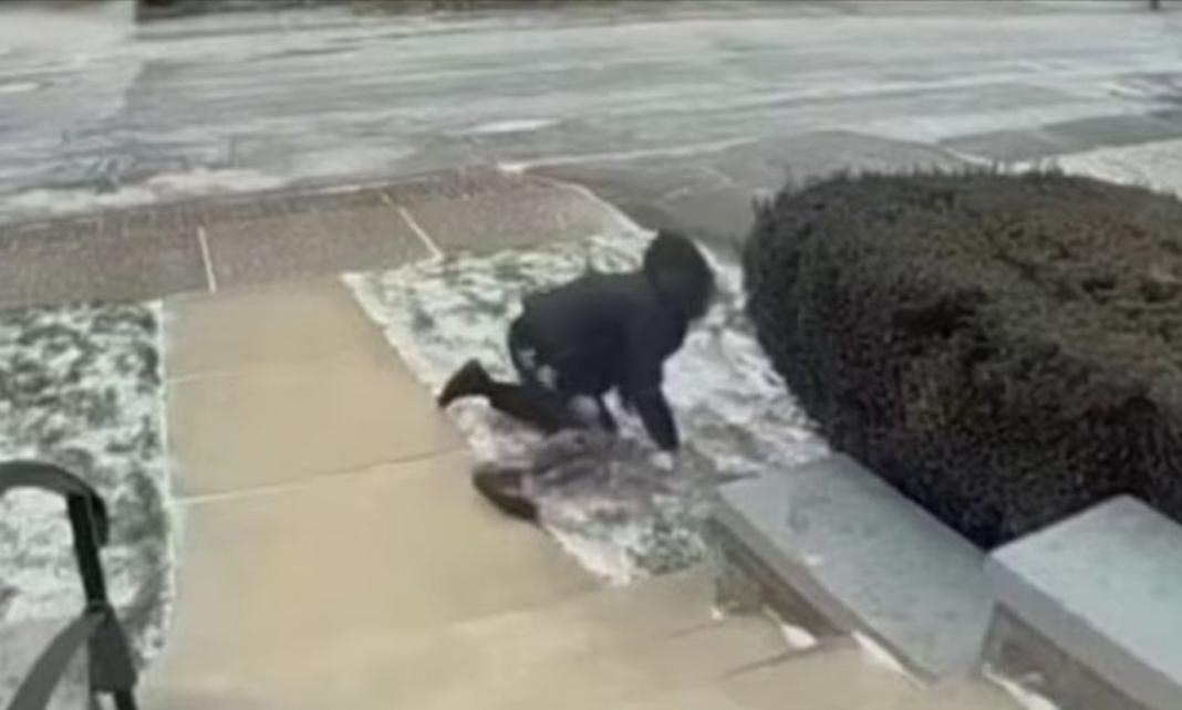 Αέρας πήρε και… σήκωσε στην κυριολεξία γυναίκα στη Νέα Υόρκη (βίντεο)