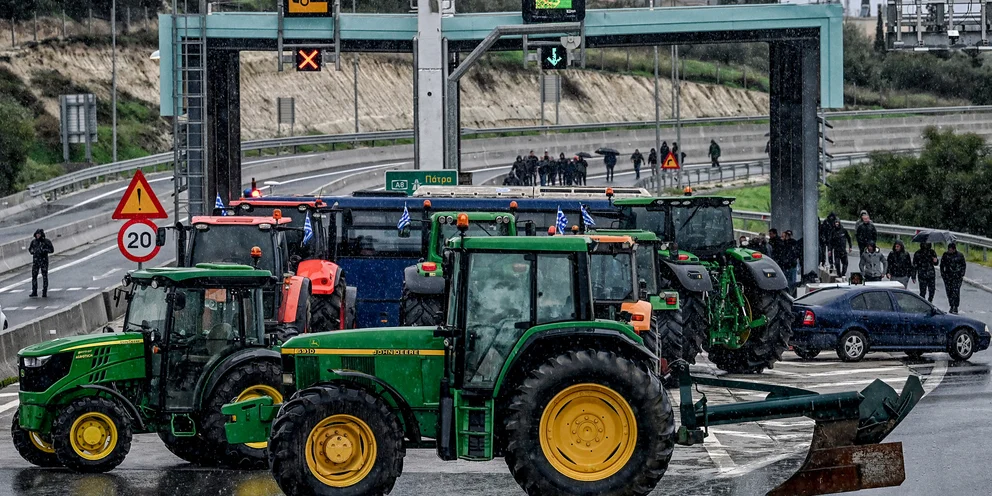 Αγροτικές Κινητοποιήσεις: Χιλιάδες τρακτέρ στους δρόμους παρά την κακοκαιρία -Νέα μπλόκα σε όλη τη χώρα