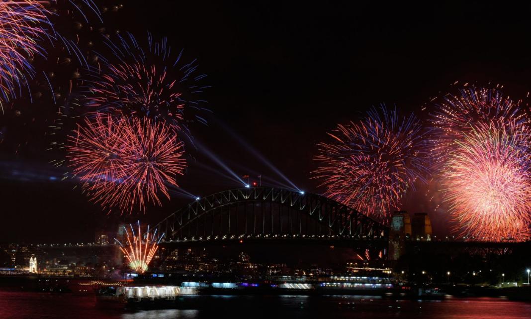 Αυστραλία, Νέα Ζηλανδία και Κιριμπάτι υποδέχτηκαν το 2026 – Μαγικές εικόνες από φωτεινούς ουρανούς