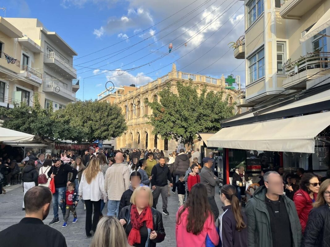 Βόλτες και καφές…. γέμισαν το κέντρο του Ηρακλείου, αλλά όχι και τα ταμεία των καταστημάτων