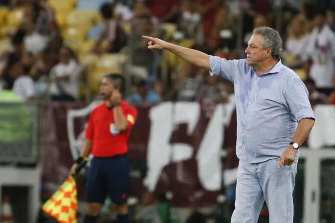 Ομοφοβικό ντελίριο προπονητή: «Δεν θέλω ροζ φανέλες, δεν είμαστε αδερφές»