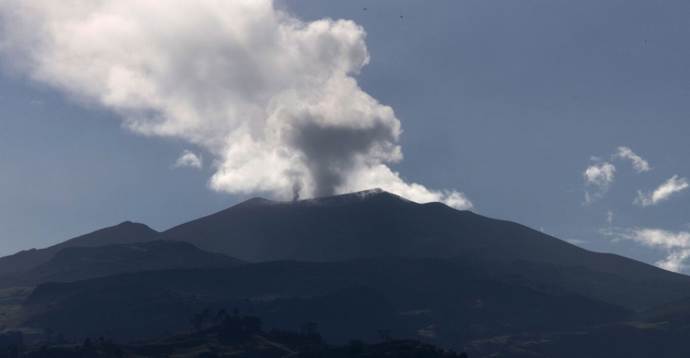 Συναγερμός για το ηφαίστειο Πουρασέ στην Κολομβία: Βρυχάται και σκορπά τέφρα