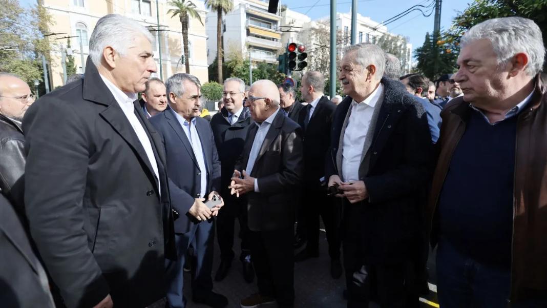 Συνάντηση Κακλαμάνη με αντιπροσωπεία της ΚΕΔΕ – Τι ζητούν στο ψήφισμα που κατέθεσαν